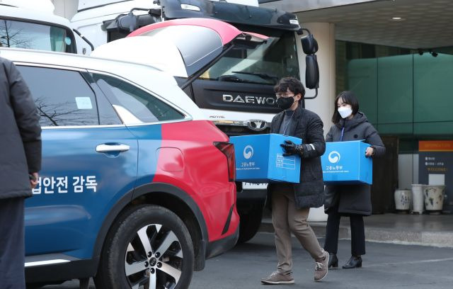 지난 2월 급성 중독 사고가 발생한 두성산업에 대해 고용노동부가 압수수색을 진행하는 모습. 연합뉴스