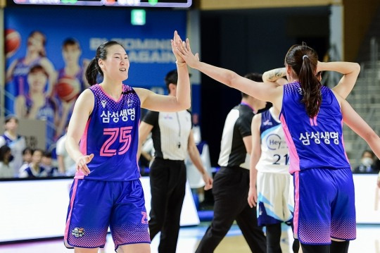 강유림과 하이 파이브 하는 삼성생명의 배혜윤(25번)
[WKBL 제공]
