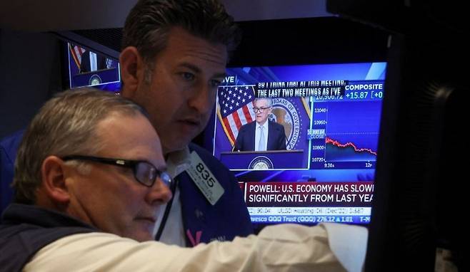 제롬 파월 연준 의장의 회견을 틀어놓고 업무를 보는 뉴욕증권거래소 / 사진=연합뉴스