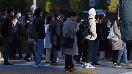 서울 광화문사거리에서 시민들이 횡단보도 신호를 기다리는 모습. [사진 출처 = 연합뉴스]