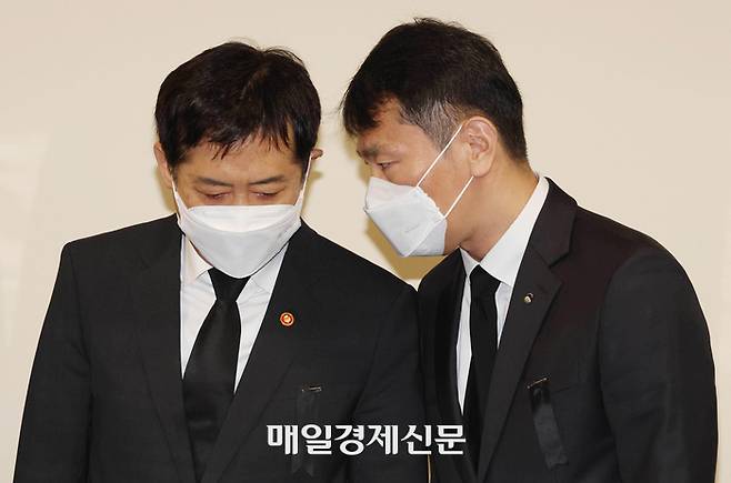 김주현 금융위원장(왼쪽)과 이복현 금융감독원장이 3일 오전 서울 중구 은행회관에서 열린 비상 거시경제금융회의에 참석해 기념촬영 도중 대화하고 있다. 2022.11.03 [박형기기자]