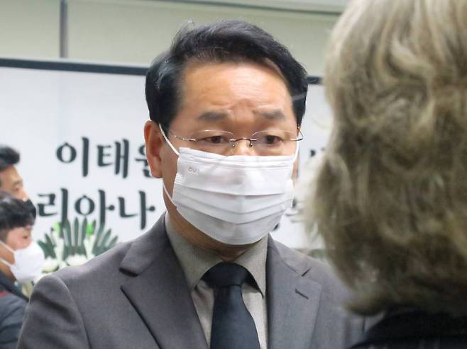 3일 오후 인천 연수구 함박종합사회복지관에서 고려인 박 율리아나씨의 추도식에서 유정복 인천시장이 대화를 나누고 있다. 박씨는 지난 29일 직장 동료와 함께 핼러윈 축제가 열린 이태원을 찾았다가 사고를 당했다. /사진=뉴시스