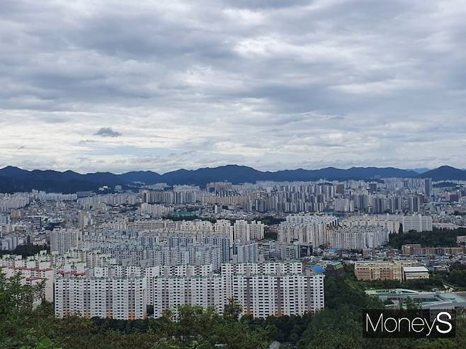 광주지역 아파트 매매가격은 가을 이사철에도 불구하고 하락세를 이어갔다.광주광역시 북구 문흥지구 아파트 단지/사진=머니S DB.