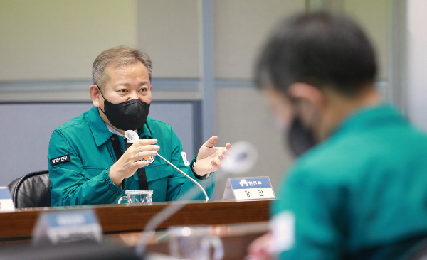 이태원 핼러윈 참사와 관련해 정부가 오는 8일까지 파악되지 않은 부상자들에게 치료비를 지원할 방침이다. 사진은 3일 서울 종로구 정부서울청사 중앙재난안전대책본부 상황실에서 열린 '다중 밀집 인파사고 예방안전관리 대책 관계 장관회의'에서 자유토론을 하는 이상민 행정안전부 장관. /사진=행정안전부 제공