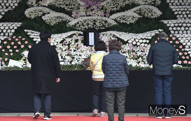 국회 국민동의청원 홈페이지에 올라온 '이태원 사고와 관련 상황의 세금 사용에 관한 법률 개정에 관한 청원' 동의수가 접수 기준의 절반을 넘어섰다. 사진은 서울 시청에 마련된 이태원 참사 분향소에서 조문하는 일반 시민의 모습. /사진=장동규 기자