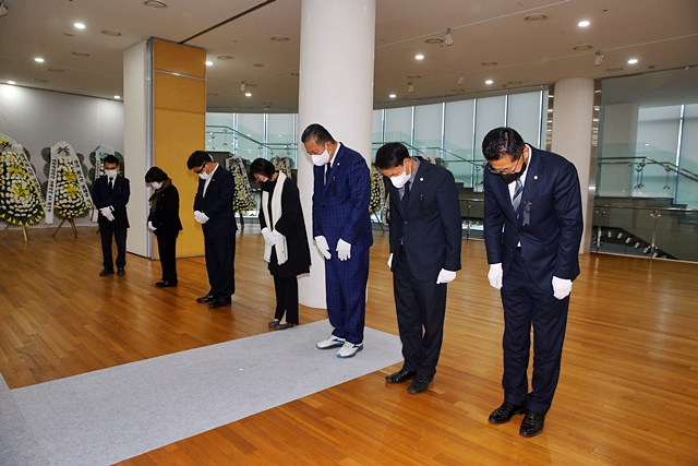 김광호 의성군의회 의장을 비롯한 의원들이 3일 경북도청 동락관에 마련된 '서울 이태원 핼러원 참사' 희생자 합동분향소에서 묵념하고 있다./사진제공=경북 의성군의회