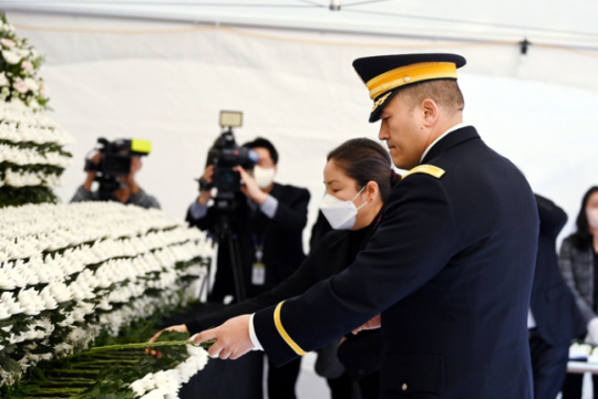 로이드 브라운 주한미군 용산기지사령관이 지난달 31일 오전 서울 용산구 녹사평역 광장에 마련된 ‘이태원 핼러윈 참사’ 사고 사망자 합동분향소에서 헌화하고 있다. 공동취재단