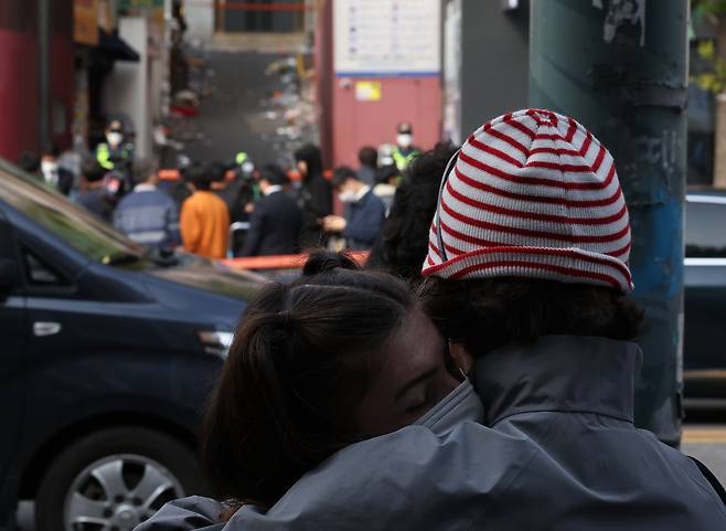 1일 핼러윈데이 이태원 사고 현장에서 한 외국인 커플이 슬픔을 달래고 있다. [연합]