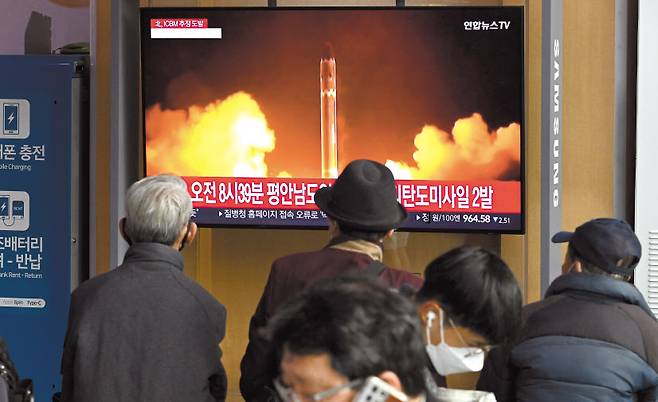 3일 북한이 대륙간탄도미사일(ICBM)로 추정되는 장거리 탄도미사일 1발과 단거리 탄도미사일 2발을 동해상으로 발사한 가운데 서울 용산구 서울역 대합실에서 시민들이 관련 TV뉴스를 보고 있다. 임세준 기자