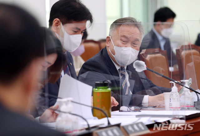 [서울=뉴시스]최동준 기자 = 더불어민주당 이상민 의원이 진난해 4월20일 서울 여의도 국회 외교통일위원회에서 열린 후쿠시마 오염수 방출과 관련한 국회 긴급현안보고에서 정의용 외교부 장관에게 질의하고 있다. (공동취재사진) 2021.04.20. photo@newsis.com