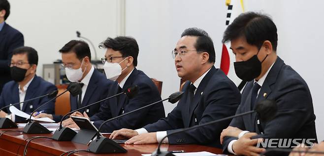 [서울=뉴시스] 전진환 기자 = 박홍근 더불어민주당 원내대표가 3일 오전 서울 여의도 국회에서 열린 정책조정회의에서 발언하고 있다.  2022.11.03. amin2@newsis.com