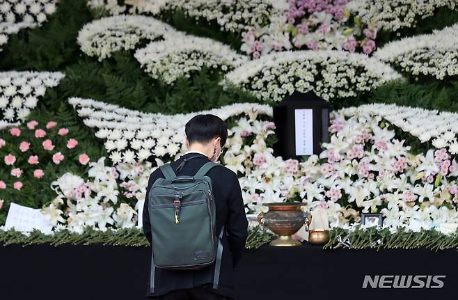 [서울=뉴시스] 이영환 기자 = 3일 오전 서울 중구 서울광장에 마련된 이태원 사고 사망자 합동 분향소를 찾은 한 학생이 조문을 하고 있다. 2022.11.03. 20hwan@newsis.com