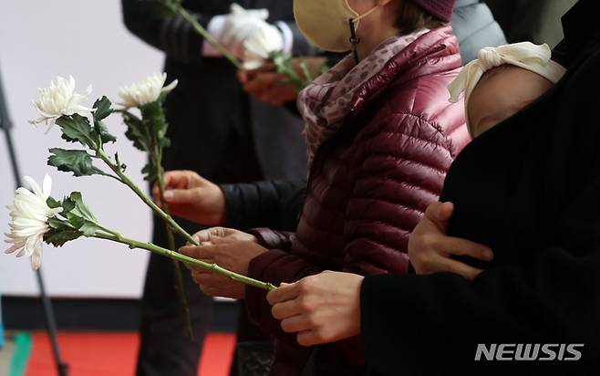 [서울=뉴시스] 이영환 기자 = 3일 오전 서울 중구 서울광장에 마련된 이태원 사고 사망자 합동 분향소를 찾은 시민들이 조문을 하고 있다. 2022.11.03. 20hwan@newsis.com