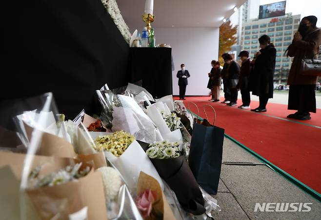 [서울=뉴시스] 이영환 기자 = 3일 오전 서울 중구 서울광장에 마련된 이태원 사고 사망자 합동 분향소를 찾은 시민들이 조문을 하고 있다. 2022.11.03. 20hwan@newsis.com