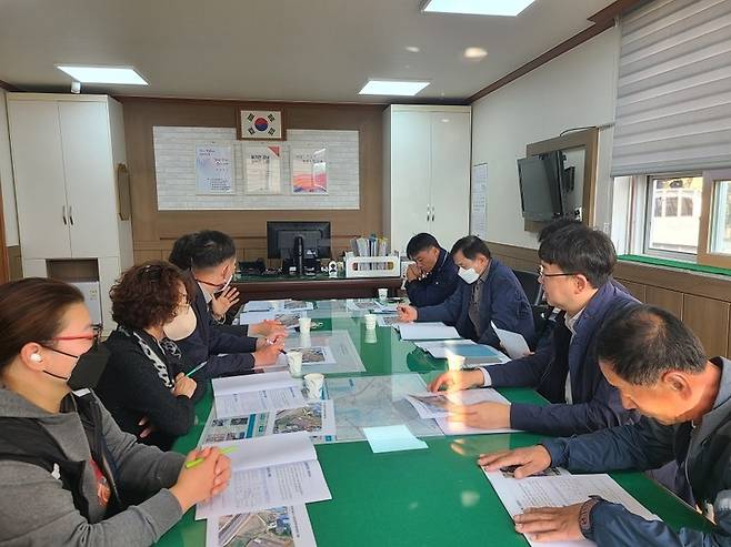 [고성(경남)=뉴시스] 신정철 기자= 경남 고성군(군수 이상근)은 3일, 삼산면사무소에서 삼산면장, 삼산초등학교장, 삼산초등학교 운영위원장, 마을 이장을 비롯한 관계자가 참석한 가운데 ‘삼산초 작은학교살리기 학생 모심 실무협의회’를 개최하고 있다.(사진=고성군 제공).2022.11.03. photo@newsis.com *재판매 및 DB 금지