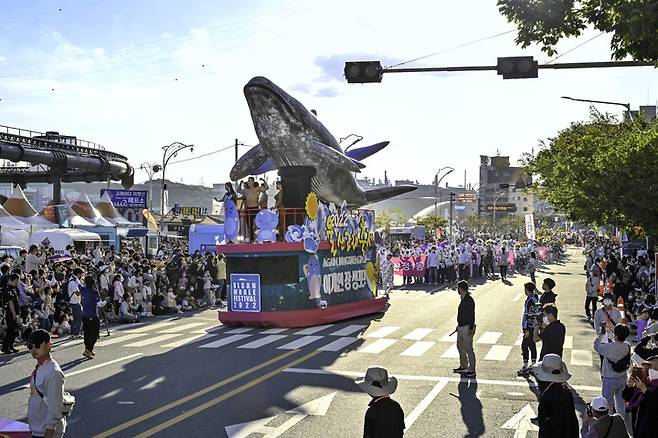 [울산=뉴시스]지난달 13일부터 16일까지 울산 장생포 고래문화특구 일원에서 2022 울산고래축제가 개최된 가운데 15일 고래퍼레이드 행사가 진행되고 있다. (사진=울산 남구 제공) 2022.10.15. photo@newsis.com *재판매 및 DB 금지