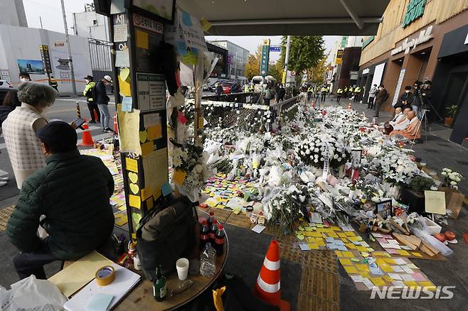 [서울=뉴시스] 고승민 기자 = 3일 서울 용산구 이태원역 1번 출구 앞에 마련된 '이태원 사고' 희생자 추모 공간에서 시민들이 희생자들을 추모하고 있다. 2022.11.03. kkssmm99@newsis.com