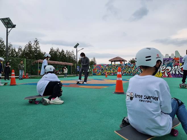 '서핑의 성지'로 떠오른 강원 양양군이 해양레저관광 저변확대를 위해 이달부터 12월 말까지 '해양레저스포츠 프로그램(랜드서핑)을 운영한다. 양양군 제공