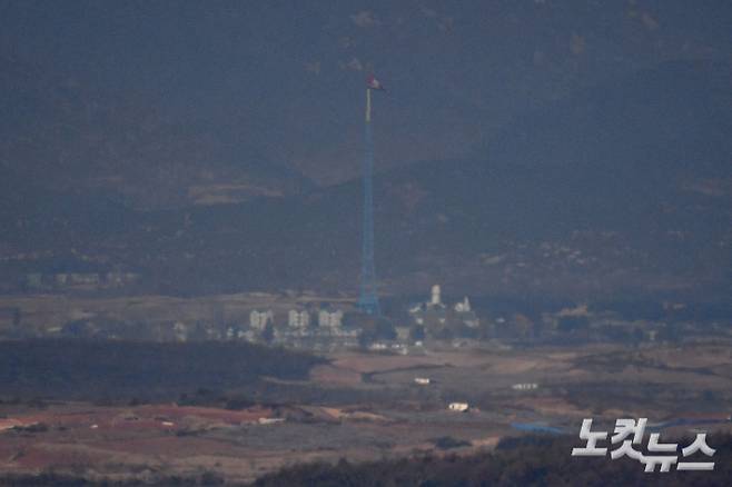 북한이 사상 처음으로 동해상 NLL 이남으로 탄도미사일 도발에 나선 지난 2일 오전 경기도 파주시 오두산 통일전망대에서 바라본 북한 기정동 마을에 인공기가 펄럭이고 있다. 합동참모본부에 따르면 지난 2일 오전 8시 51분쯤 북한이 강원도 원산 일대에서 동해상으로 단거리 탄도미사일 3발을 발사했고 이중 1발이 동해 NLL 이남 공해상에 떨어졌다. 북한은 그동안 해안포와 방사포를 NLL이남으로 쏜 적은 있지만 탄도미사일은 이번이 처음이다. 미사일의 진행방향에 있던 울릉도엔 공습경보가 발령됐다. 류영주 기자