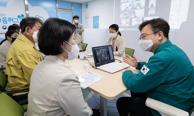 조규홍 보건복지부 장관이 지난달 31일 서울 광진구 국가트라우마센터를 방문해 상황을 보고 받고 있다. 보건복지부 제공