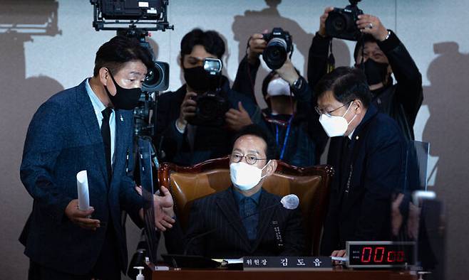 김도읍 국회 법제사법위원회 위원장(가운데)과 기동민 더불어민주당 간사(왼쪽), 정점식 국민의힘 간사가 2일 오전 서울 여의도 국회에서 열린 제400회 국회(정기회) 제5차 법제사법위원회 전체회의에서 대화를 하고 있다. 뉴스1