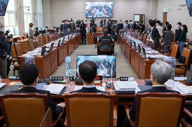 2일 오전 서울 여의도 국회에서 열린 제400회 국회(정기회) 제5차 법제사법위원회 전체회의가 여야간 의사일정 이견으로 파행되고 있다. 뉴스1