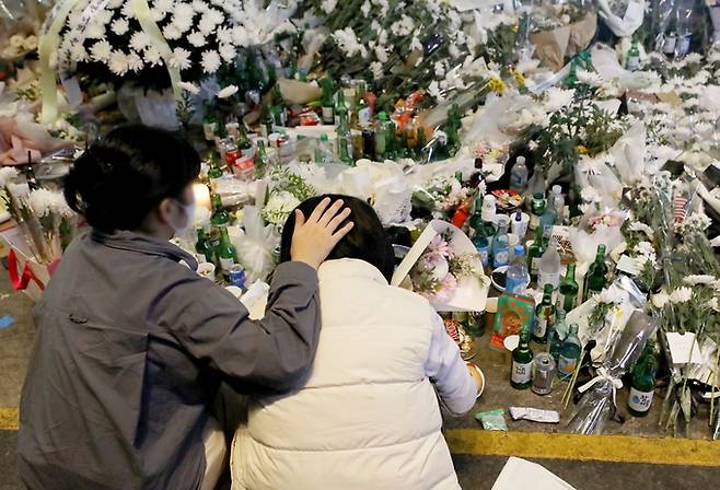 1일 밤 서울 용산구 이태원역 1번 출구에 마련된 핼러윈 축제 참사 추모공간에 추모 행렬이 이어지고 있다. 뉴스1