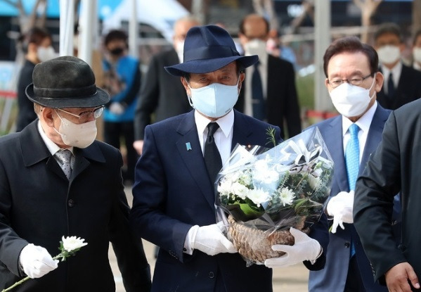 일본 집권 자민당의 아소 다로(麻生太郞) 부총재가 3일 오전 서울 중구 서울광장에 마련된 이태원 사고 사망자 합동 분향소를 찾아 조문을 하고 있다. 뉴시스