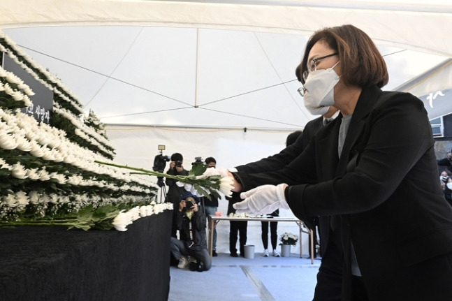 박희영 용산구청장이 지난달 31일 오전 서울 용산구 녹사평역 광장에 설치된 이태원 사고 사망자 합동분향소에서 헌화하고 있다. 공동 취재사진