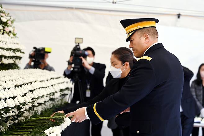 로이드 브라운 주한 미군 용산 기지 사령관이 지난달 31일 오전 서울 용산구 녹사평역 광장에 마련된 이태원 압사 사고 사망자 합동 분향소에서 헌화하고 있다. 공동 취재