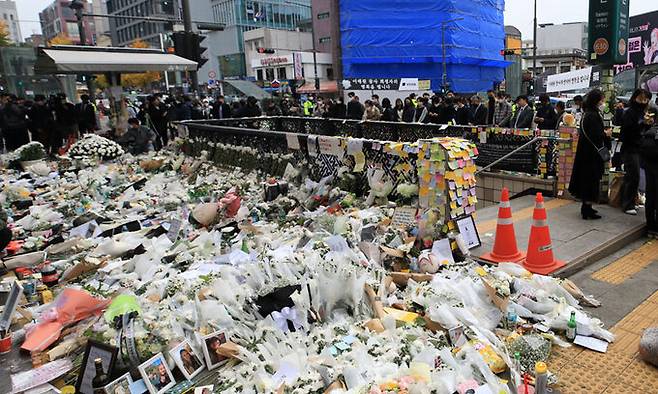 3일 오후 '이태원 압사 참사' 추모공간이 마련된 서울 용산구 이태원역 1번출구에서 시민들이 희생자들을 추모하고 있다. 뉴스1