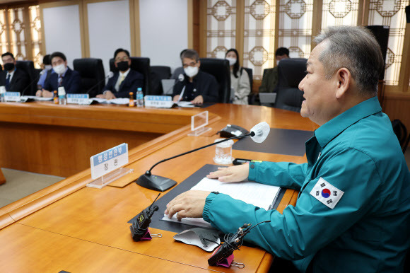 이태원 참사 직전 긴박한 112 신고가 빗발쳤다는 사실이 드러나면서 정부의 부실 대응에 대한 비판이 거세다. 사진은 이상민 행정안전부 장관이 2일 정부서울청사에서 다중 밀집 인파사고 안전확보를 위한 범정부 TF회의를 주재하고 있는 모습. 연합뉴스