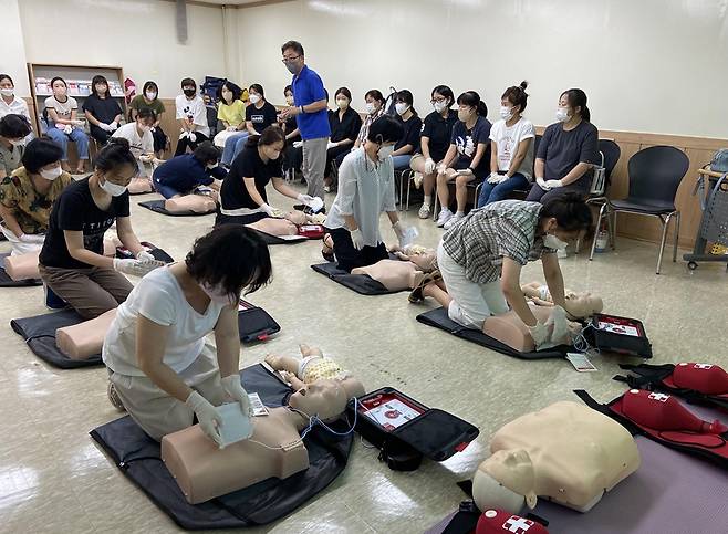 심폐소생술 교육 참여자들이 영등포구 보건소에서 마네킹을 이용해 AED 사용 방법을 배우고 있다.영등포구 제공