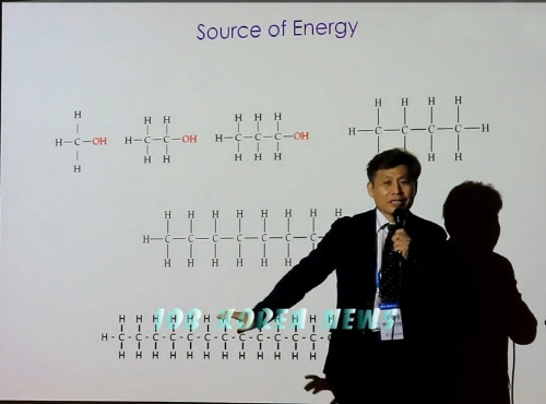 사진 설명. 가온셀 제품을 설명하는 윤경용 사장