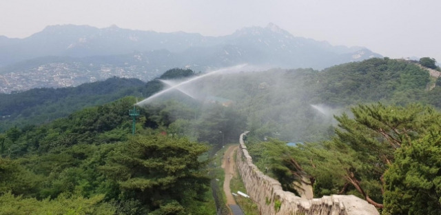 서울 산악 지역에 설치된 산불 소화 시설이 작동하고 있다. 사진 제공=서울시