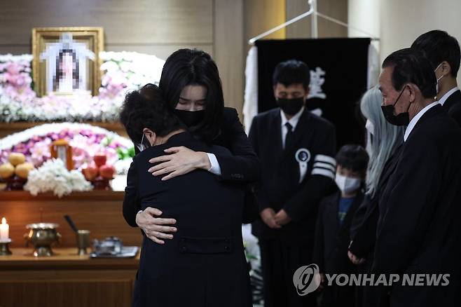 이태원 참사 고교생 희생자 빈소 방문한 김건희 여사 (서울=연합뉴스) 안정원 기자 = 김건희 여사가 2일 오후 이태원 참사 고교생 희생자 빈소가 마련된 서울 노원구 한 장례식장을 방문, 유가족을 위로하고 있다, 2022.11.2 [대통령실 제공. 재판매 및 DB금지] jeong@yna.co.kr