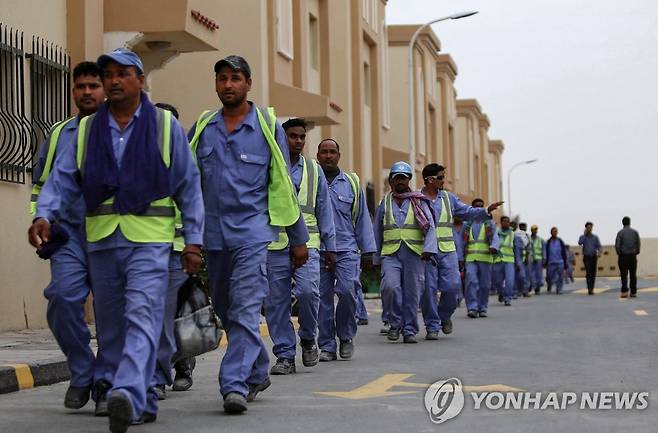 2015년 카타르 월드컵 경기장 건설작업에 투입된 인부들 [AFP=연합뉴스 자료사진. 재판매 및 DB 금지]