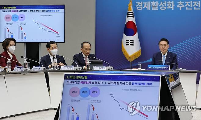 추경호 부총리 발제 경청하는 윤석열 대통령 (서울=연합뉴스) 서명곤 기자 = 윤석열 대통령이 27일 오후 서울 용산 대통령실 청사에서 열린 제11차 비상경제민생회의에서 추경호 경제부총리 겸 기획재정부 장관의 발제를 듣고 있다. 2022.10.27 seephoto@yna.co.kr