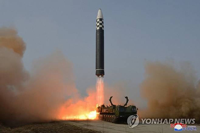 대륙간탄도미사일(ICBM) '화성-17형' ※ 기사와 직접 관계가 없는 자료사진입니다. [평양 조선중앙통신=연합뉴스 자료사진]