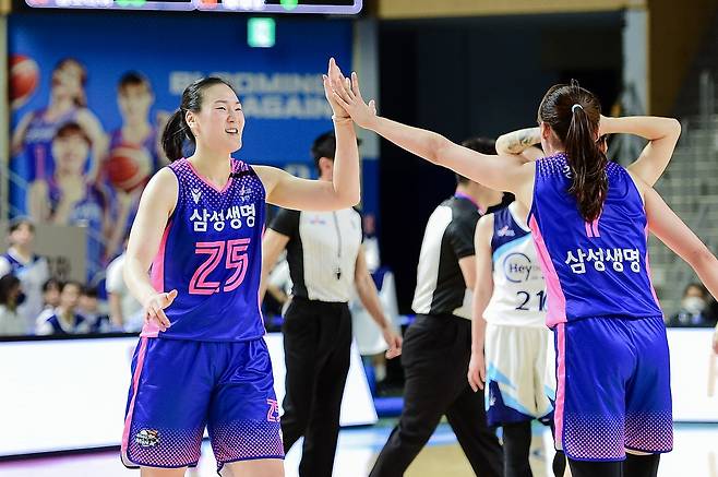 강유림과 하이 파이브 하는 삼성생명의 배혜윤(25번) [WKBL 제공. 재판매 및 DB 금지]