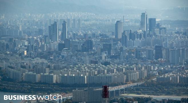 서울 아파트값이 23주 연속 하락 중인 4일 서울 남산에서 바라본 서울 전경 모습./사진=이명근 기자 qwe123@