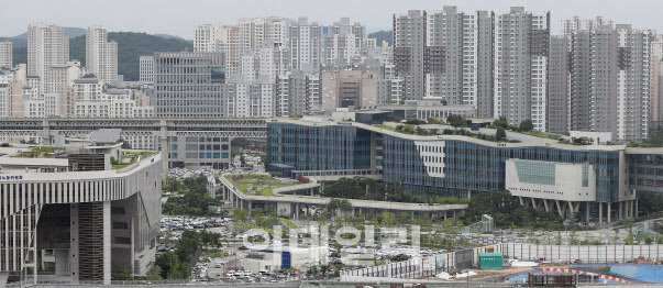세종시 어진동 정부세종청사 뒤로 아파트 단지가 보이고 있다. (사진=뉴시스)