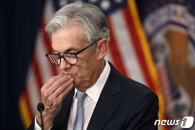 제롬 파월 미국 연방준비제도(Fed·연준) 의장이 2일(현지시간) 워싱턴에서 사상 초유의 4연속 자이언트 스텝을 단행한 FOMC 정례회의를 마친 뒤 기자회견을 갖고 "美경제 연착륙 여전히 가능하나 지난 1년간 길 더 좁아졌다"고 밝히고 있다. ⓒ AFP=뉴스1