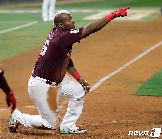 1일 오후 인천시 미추홀구 SSG 랜더스필드에서 열린 프로야구 '2022 신한은행 SOL KBO 포스트시즌' 한국시리즈 1차전 키움 히어로즈와 SSG 랜더스의 경기, 키움 푸이그가 10회초 2사 1,2루에서 전병우의 안타 때 득점에 성공 후 전병우를 가리키며 환호하고 있다. 2022.11.1/뉴스1 ⓒ News1 김진환 기자