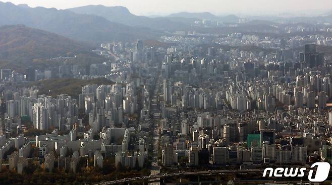 사진은 이날 서울 송파구 롯데월드타워 전망대 서울스카이에서 바라본 아파트 단지 모습. 2022.10.31/뉴스1 ⓒ News1 송원영 기자