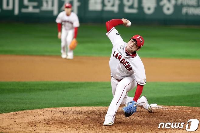 2일 오후 인천시 미추홀구 SSG 랜더스필드에서 열린 프로야구 '2022 신한은행 SOL KBO 포스트시즌' 한국시리즈 2차전 키움 히어로즈와 SSG 랜더스의 경기에서 9회초 키움 공격 SSG 교체투수 서진용이 역투하고 있다. 2022.11.2/뉴스1 ⓒ News1 이승배 기자