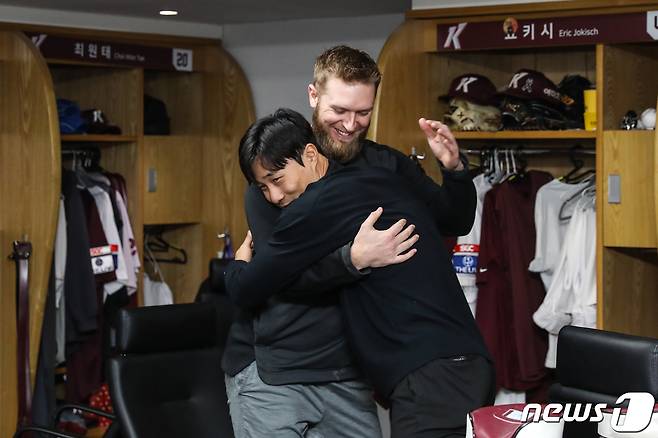 미국 메이저리그(MLB) 샌디에이고 파드리스에서 맹활약 한 김하성이 4일 오후 서울 구로구 고척스카이돔에서 열리는 프로야구 '2022 신한은행 SOL KBO 포스트시즌' 한국시리즈 3차전 SSG 랜더스와 키움 히어로즈의 경기를 앞두고 키움 요키시 선수와 포옹을 나누고 있다. (키움 히어로즈 제공) 2022.11.4/뉴스1 ⓒ News1 김진환 기자