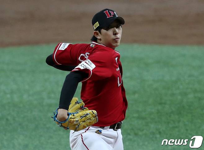 4일 오후 서울 구로구 고척스카이돔에서 열린 프로야구 '2022 신한은행 SOL KBO 포스트시즌' 한국시리즈 3차전 SSG 랜더스와 키움 히어로즈의 경기, SSG의 선발투수 오원석이 역투하고 있다. 2022.11.4/뉴스1 ⓒ News1 구윤성 기자