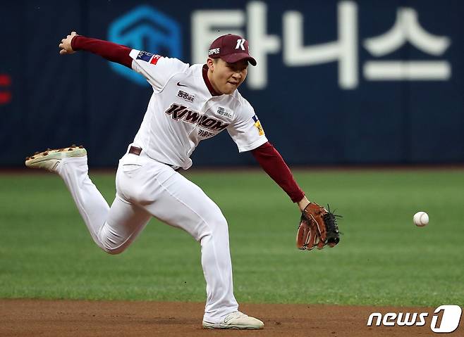 4일 오후 서울 구로구 고척스카이돔에서 열린 프로야구 '2022 신한은행 SOL KBO 포스트시즌' 한국시리즈 3차전 SSG 랜더스와 키움 히어로즈의 경기, 키움 김휘집이 1회초 1사 SSG 최지훈의 타구를 잡기 위해 팔을 뻗고 있다. 2022.11.4/뉴스1 ⓒ News1 김진환 기자