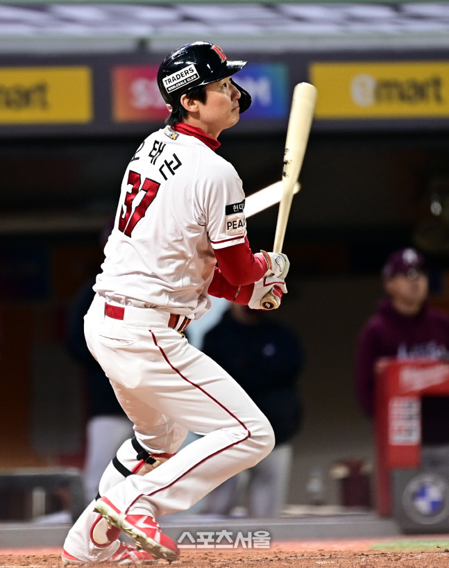 SSG 오태곤이 1일 인천SSG랜더스필드에서 열린 2022 KBO 한국시리즈 1차전 키움과 경기 8회말 무사2,3루 희생타를 치고 있다. 최승섭기자 thunder@sportsseoul.com